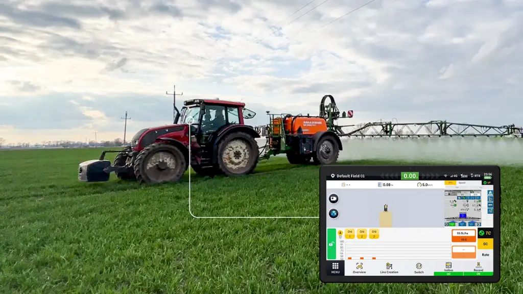 Трактор GPS-навігацією і системами автоматичного регулювання дозування