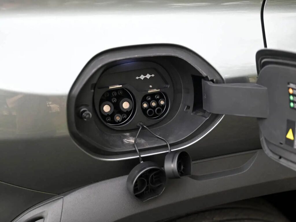 Процес швидкої зарядки електромобіля